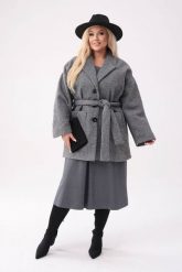 Elegancki popielaty płaszcz Buclette z szerokim paskiem COSY PLUS SIZE XXL OVERSIZE. Szare płaszcze Moda Size Plus Iwanek, plus size, bez wzorów, z dzianiny, bez kaptura. W wyprzedaży za 299.90 zł.