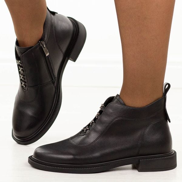 Czarne skórzane botki damskie DiA 52-122. Czarne botki DiA, na jesień, bez wzorów, z jeansu, z okrągłym noskiem, bez obcasa, na płaskiej podeszwie, bez zapięcia. Za 399.00 zł.