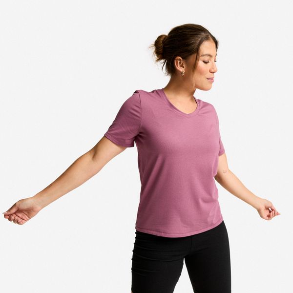 Koszulka fitness damska dekolt V. Fioletowe bluzki DECATHLON, s, bez wzorów, z bawełny, sportowe, bez kołnierzyka, bez ramiączek. Za 44.99 zł.