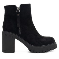 Botki Clara Barson. Czarne botki Clara Barson, bez wzorów, bez obcasa, na słupku, bez zapięcia. Za 104.99 zł.