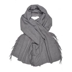 SZALIK Z FRĘDZLAMI PO BOKACH. Czarne szaliki TOP SECRET, na lato, bez wzorów, z tkaniny, eleganckie. W wyprzedaży za 24.99 zł.