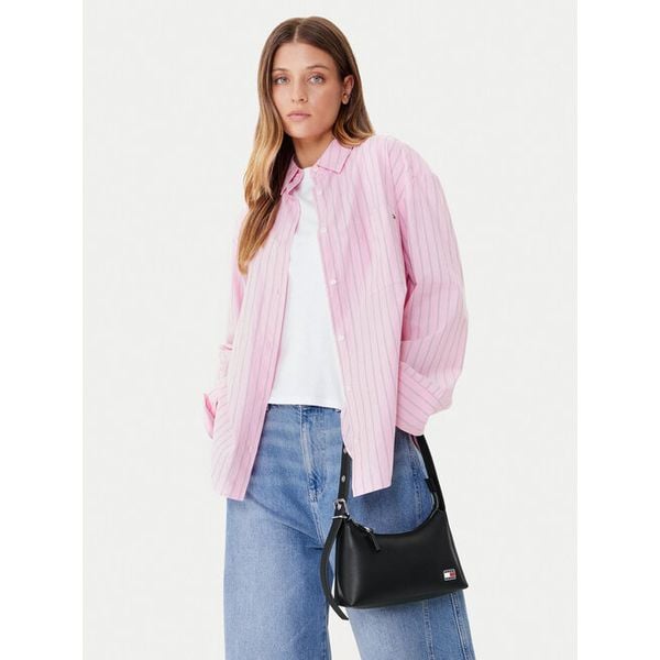 Torebka Tommy Jeans. Czarne torebki klasyczne Tommy Jeans, bez wzorów, z jeansu, bez dodatków. Za 246.99 zł.