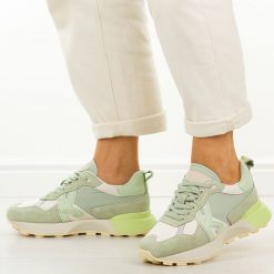Zielone skórzane sneakersy damskie Kobbo 66954. Zielone obuwie sportowe Kobbo, na jesień, z jeansu, bez zapięcia, trekkingowe. W wyprzedaży za 219.12 zł.