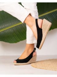 Belucci Sandały w kolorze czarnym na koturnie rozmiar: 38. Czarne sandały Belucci, bez wzorów, z otwartym noskiem, bez obcasa, na koturnie, bez zapięcia. Za 106.38 zł.