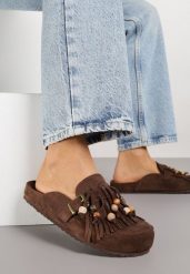 Brązowe Klapki na Platformie Ozdobione Koralikami Klamrami i Frędzlami Leurecea. Brązowe klapki Renee, bez wzorów, bez obcasa, na platformie. Za 119.99 zł.