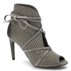 Szare Botki Damskie Carinii Buty Na Obcasie. Szare botki Carinii, w ażurowe wzory, ze skóry, z otwartym noskiem, bez obcasa, na obcasie, bez zapięcia. Za 252.00 zł.