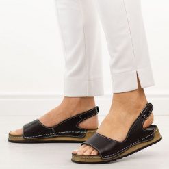 Czarne skórzane sandały damskie T.Sokolski 306. Czarne sandały Sokolski, bez wzorów, ze skóry, klasyczne, bez obcasa, na płaskiej podeszwie, bez zapięcia. Za 259.00 zł.