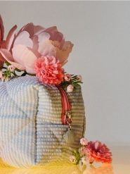 Pikowana kosmetyczka - wielobarwny. Kufry i kosmetyczki Sinsay, bez wzorów, pikowane, bez dodatków. Za 12.99 zł.