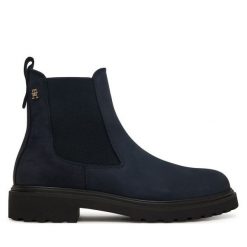 Sztyblety Tommy Hilfiger. Niebieskie botki TOMMY HILFIGER, bez wzorów, z nubiku, bez obcasa, na płaskiej podeszwie, bez zapięcia. Za 749.99 zł.