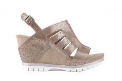 Sandały Bayla-131 4905 Sand, Beż, Skóra naturalna - 39. Brązowe sandały Bayla, bez wzorów, z nubiku, bez obcasa, na koturnie, bez zapięcia. W wyprzedaży za 89.10 zł.