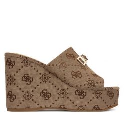 Klapki Guess. Brązowe klapki Guess, z aplikacjami, bez obcasa. Za 549.99 zł.