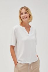 Gładka koszula z wiskozy biała. Białe koszule MOODO, bez wzorów, z wiskozy, bez kołnierzyka, bez ramiączek. W wyprzedaży za 59.99 zł.