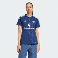 Koszulka Manchester United 24/25 Away. Niebieskie bluzki Adidas, l, bez wzorów, z materiału, sportowe, bez kołnierzyka, bez ramiączek. W wyprzedaży za 312.30 zł.