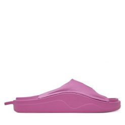 Klapki adidas. Czerwone klapki Adidas, bez wzorów, bez obcasa. Za 279.99 zł.