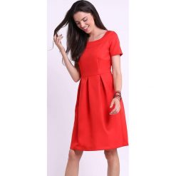 Sukienka w kolorze czerwonym. Czerwone sukienki Jesienny butik, xs, bez wzorów, bez kołnierzyka, bez ramiączek, midi, rozkloszowane. W wyprzedaży za 117.95 zł.