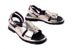 ARTIKER RELAKS 56C0686 złoty, sandały damskie. Żółte sandały Artiker Relaks, bez wzorów, bez obcasa, bez zapięcia. Za 249.90 zł.