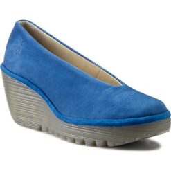 Półbuty FLY LONDON - Yaz P500025191 Blue. Niebieskie czółenka Fly London, bez wzorów, z nubiku, bez obcasa, na koturnie, bez zapięcia. W wyprzedaży za 249.00 zł.