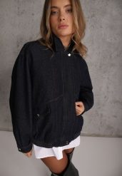 Niebieska Kurtka w Stylu Retro Bomberka Jeansowa z Kieszeniami i Kołnierzykiem Sashia. Niebieskie kurtki Renee, l, bez wzorów, z jeansu, bez kaptura. Za 269.99 zł.