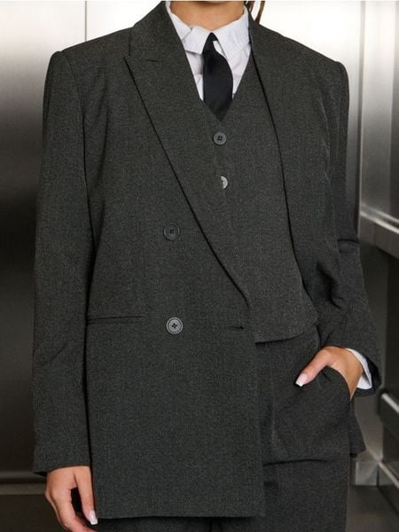 Żakiet dwurzędowy - szary. Szare marynarki i żakiety Sinsay, l, bez wzorów. W wyprzedaży za 45.99 zł.