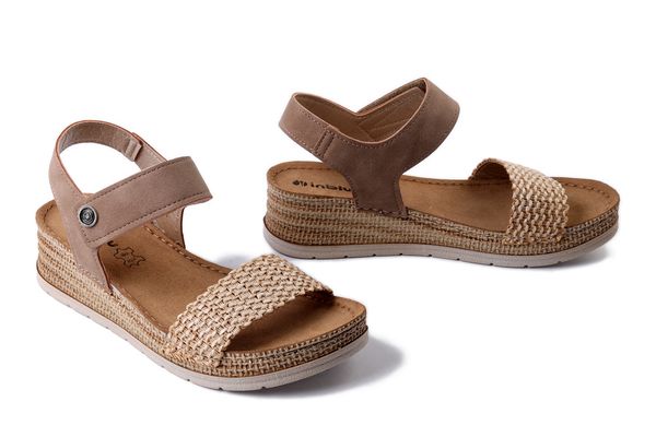 INBLU RV-14 048 jasny brąz, sandały damskie. Brązowe sandały Inblu, bez wzorów, bez obcasa, na koturnie, bez zapięcia. Za 107.90 zł.