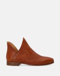 Krótkie botki damskie w kolorze brązowym P031LEBROBB022. Brązowe botki Venezia, bez wzorów, ze skóry, bez obcasa, bez zapięcia. Za 1,099.00 zł.