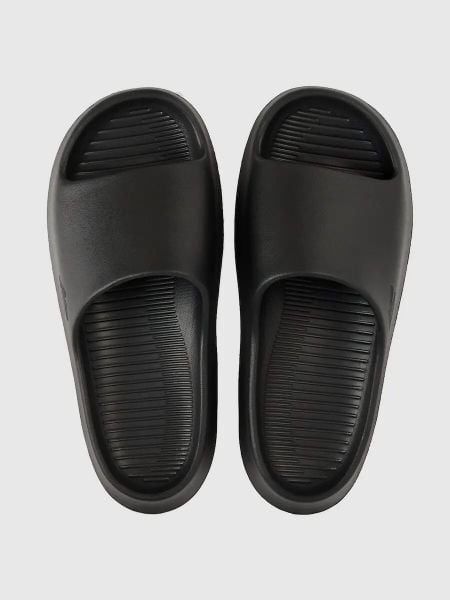 Klapki damskie 4F 4FRSS26FSLIF069. Czarne klapki 4f, bez wzorów, z gumy, bez obcasa. Za 79.99 zł.