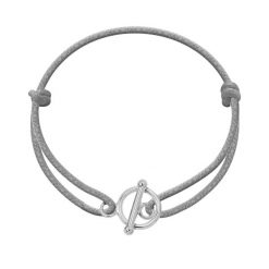 Bransoletka z posrebrzanym okrągłym zapięciem na grubym jasnoszarym sznurku. Szare bransoletki Lilou, posrebrzane. Za 59.00 zł.
