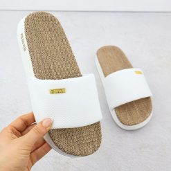 Klapki damskie basenowe białe Big Star RR274A103. Białe klapki Big Star, bez wzorów, z materiału, bez obcasa. Za 77.99 zł.