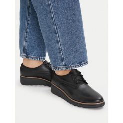 Półbuty Clarks. Czarne czółenka Clarks, bez wzorów, bez obcasa, na koturnie, bez zapięcia. Za 356.99 zł.
