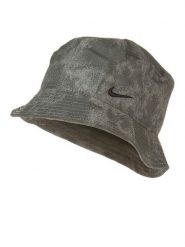 Nike Kapelusz w kolorze khaki rozmiar: M/L. Brązowe kapelusze Nike, bez wzorów, z materiału. Za 144.58 zł.