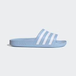 Klapki adilette Aqua. Białe klapki Adidas, bez wzorów, bez obcasa. Za 119.00 zł.