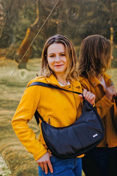 Shopperka skórzana SHE 711s czarna. Czarne shopper SHE, bez wzorów, ze skóry, biznesowe, bez dodatków. Za 259.99 zł.