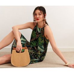 TOREBKA DAMSKA. Brązowe sukienki TOP SECRET, bez wzorów, eleganckie, na ramię, małe, bez dodatków. W wyprzedaży za 59.99 zł.