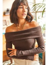 Olalook Sweter w kolorze brązowym rozmiar: onesize. Brązowe swetry Olalook, bez wzorów, ze splotem, bez ramiączek. Za 48.16 zł.