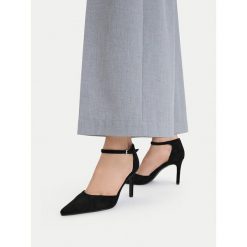 Szpilki DeeZee. Czarne szpilki DeeZee, bez wzorów, bez obcasa, na szpilce, bez zapięcia. Za 129.99 zł.