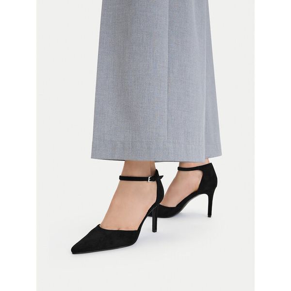 Szpilki DeeZee. Czarne szpilki DeeZee, bez wzorów, bez obcasa, na szpilce, bez zapięcia. Za 129.99 zł.
