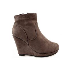 Brązowe Zamszowe Botki Na Koturnie 122D Brązowy. Brązowe botki ButyModne, bez wzorów, bez obcasa, na koturnie, bez zapięcia. Za 69.00 zł.