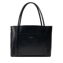 Torebka Calvin Klein. Czarne torebki klasyczne Calvin Klein, bez wzorów, bez dodatków. Za 349.99 zł.