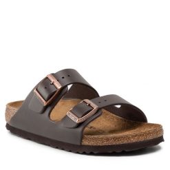 Klapki Birkenstock. Brązowe klapki Birkenstock, bez wzorów, bez obcasa. Za 399.99 zł.