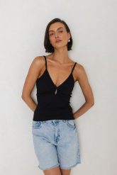 TOP GIGI CZARNY XS - Flawless. Czarne topy Flawless, l, bez wzorów, z bawełny, bez kołnierzyka, bez ramiączek. Za 167.00 zł.
