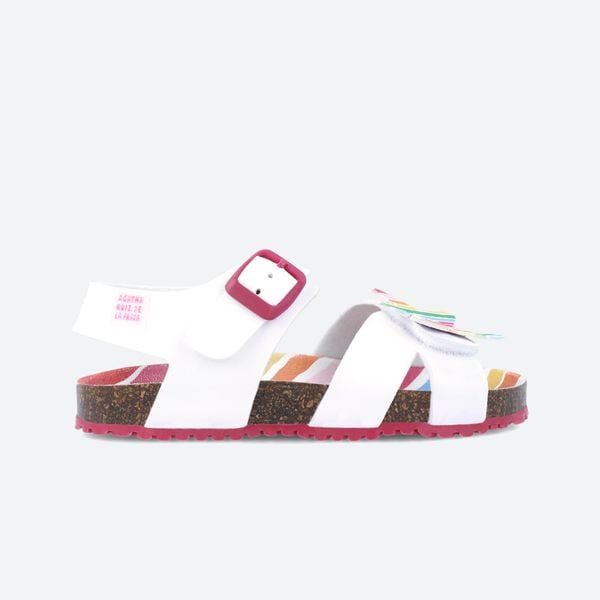 Sandały AGATHA RUIZ DE LA PRADA 242938A Biały. Białe sandały Agatha Ruiz de la Prada, bez wzorów, z syntetyku, bez obcasa, bez zapięcia. Za 189.59 zł.