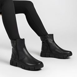 Botki damskie Wasak, z licowej skóry na płaskim obcasie i zapinane na suwak, czarne, 730. Czarne botki Wasak, bez wzorów, z jeansu, bez obcasa, na płaskiej podeszwie, bez zapięcia. Za 305.99 zł.