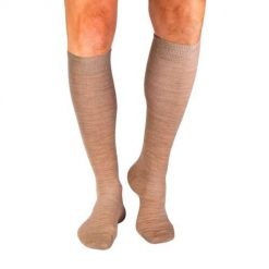 Długie skarpetki 3/4 z cienkiej wełny w kolorze beżowym. Brązowe skarpety OEM, bez wzorów, z wełny. W wyprzedaży za 57.39 zł.