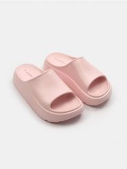Gładkie klapki - różowy. Czerwone klapki Sinsay, bez wzorów, bez obcasa. Za 39.99 zł.