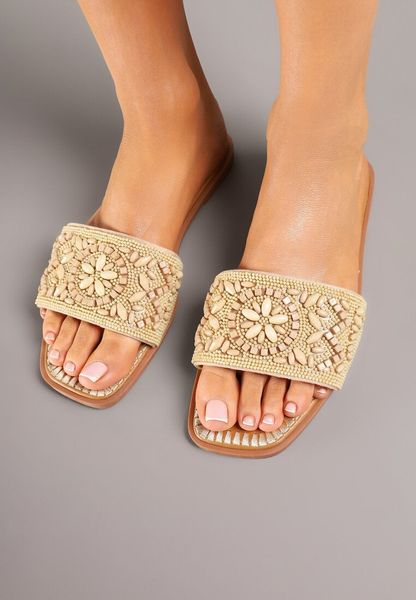 Beżowe Klapki z Ozdobnymi Koralikami Tatiliris. Brązowe klapki Renee, bez wzorów, bez obcasa, na obcasie. Za 69.99 zł.