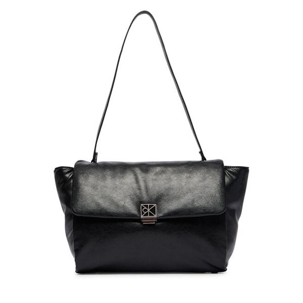 Torebka Calvin Klein. Czarne torebki klasyczne Calvin Klein, bez wzorów, bez dodatków. Za 649.99 zł.