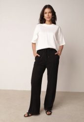 Czarne Szerokie Spodnie z Prążkowanej Tkaniny z Wysokim Stanem Sarora. Czarne spodnie materiałowe Born2be, na co dzień, m, bez wzorów, z jeansu, z podwyższonym stanem. Za 59.99 zł.