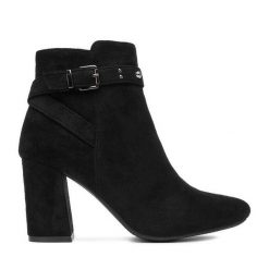 Botki DeeZee. Czarne botki DeeZee, bez wzorów, bez obcasa, na słupku, bez zapięcia. Za 189.99 zł.