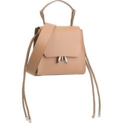 Torebka PATRIZIA PEPE - 2V8534/A4XR-F1WA Camel Beige/MelDark. Brązowe torebki klasyczne Patrizia Pepe, bez wzorów, ze skóry, bez dodatków. W wyprzedaży za 739.00 zł.