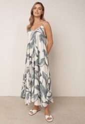 Niebieska Rozkloszowana Sukienka z Wiskozy na Ramiączkach w Roślinny Wzór Yorenne. Niebieskie sukienki Born2be, na co dzień, na lato, m, bez wzorów, z materiału, eleganckie, bez kołnierzyka, bez ramiączek, maxi, proste. Za 119.99 zł.
